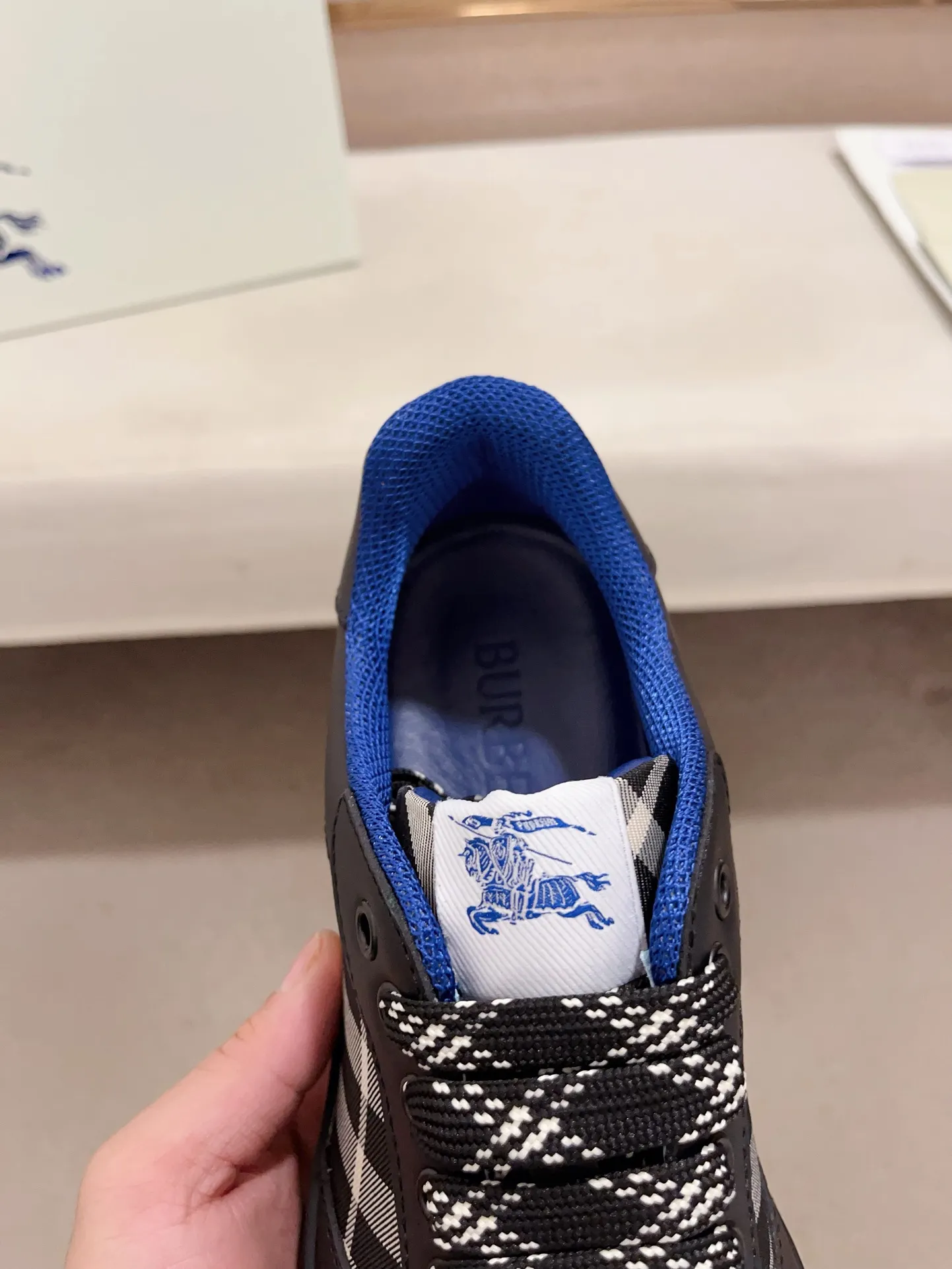 Men's shoes💰: 620💰Top version🥳◾️▫️The new Burberry men's classic low-top sneakers are reinterpreted with Vintage retro plaid cotton material and calfskin, decorated with a new brand logo. First-layer cowhide lining, embossed Burberry logo on the heel, and original TPU outsole! Code number: 38-45. Women's sizes and 46 can be customized.